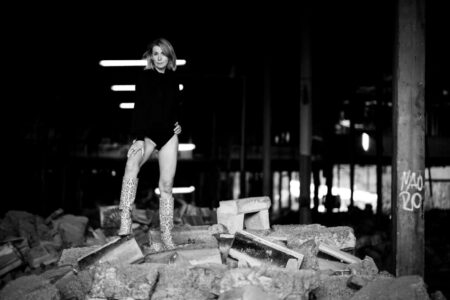 Ich, der Fotograf aus Heilbronn war mit Sigi im Lost Place und in den Dünen bei Speyer unterwegs, ein richtiges Fotoshooting Abendteuer! Diese Geschichte ist geprägt von coolem Urban Exploration, unerwarteten Begegnungen und dem Überleben von Schüssen, die im Nachhinein weniger gefährlich waren als gedacht. 9645-Lostplace-Fotoshooting-Sigi-Copyright-creazyfoto-Fotograf-Heilbronn