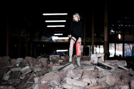 Ich, der Fotograf aus Heilbronn war mit Sigi im Lost Place und in den Dünen bei Speyer unterwegs, ein richtiges Fotoshooting Abendteuer! Diese Geschichte ist geprägt von coolem Urban Exploration, unerwarteten Begegnungen und dem Überleben von Schüssen, die im Nachhinein weniger gefährlich waren als gedacht. 9662-Lostplace-Fotoshooting-Sigi-Copyright-creazyfoto-Fotograf-Heilbronn