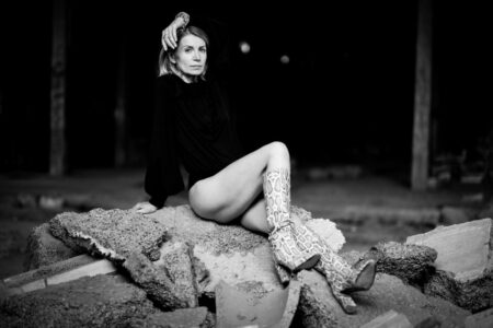 Ich, der Fotograf aus Heilbronn war mit Sigi im Lost Place und in den Dünen bei Speyer unterwegs, ein richtiges Fotoshooting Abendteuer! Diese Geschichte ist geprägt von coolem Urban Exploration, unerwarteten Begegnungen und dem Überleben von Schüssen, die im Nachhinein weniger gefährlich waren als gedacht. 9696-Lostplace-Fotoshooting-Sigi-Copyright-creazyfoto-Fotograf-Heilbronn