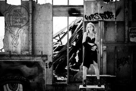 Ich, der Fotograf aus Heilbronn war mit Sigi im Lost Place und in den Dünen bei Speyer unterwegs, ein richtiges Fotoshooting Abendteuer! Diese Geschichte ist geprägt von coolem Urban Exploration, unerwarteten Begegnungen und dem Überleben von Schüssen, die im Nachhinein weniger gefährlich waren als gedacht. 9775-Lostplace-Fotoshooting-Sigi-Copyright-creazyfoto-Fotograf-Heilbronn
