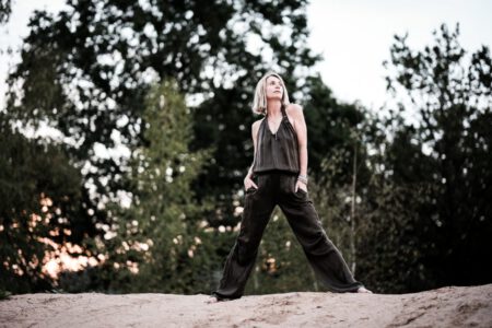 Ich, der Fotograf aus Heilbronn war mit Sigi im Lost Place und in den Dünen bei Speyer unterwegs, ein richtiges Fotoshooting Abendteuer! Diese Geschichte ist geprägt von coolem Urban Exploration, unerwarteten Begegnungen und dem Überleben von Schüssen, die im Nachhinein weniger gefährlich waren als gedacht. 9822-Duenen-Fotoshooting-Sigi-Copyright-creazyfoto-Fotograf-Heilbronn