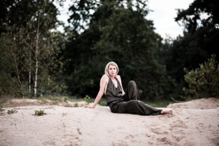 Ich, der Fotograf aus Heilbronn war mit Sigi im Lost Place und in den Dünen bei Speyer unterwegs, ein richtiges Fotoshooting Abendteuer! Diese Geschichte ist geprägt von coolem Urban Exploration, unerwarteten Begegnungen und dem Überleben von Schüssen, die im Nachhinein weniger gefährlich waren als gedacht. 9826-Duenen-Fotoshooting-Sigi-Copyright-creazyfoto-Fotograf-Heilbronn