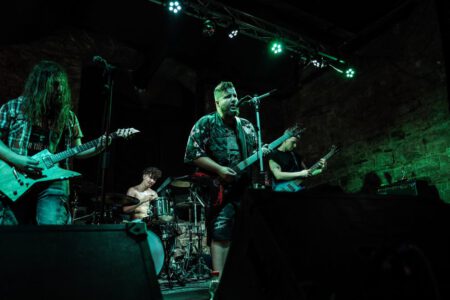 Wieder einmal durfte ich, der Fotograf aus Heilbronn, dabei sein, als Krashkarma die Bühne Rockt, dieses Mal in der Nähe von Karlsruhe. Eigentlich wollte ich ja nach Südfrankreich in den Urlaub fahren, aber genau an diesem Wochenende spielt Krashkarma im Soundcheck One in Waldbronn. Da wird doch sicher ein Konzertfotograf gesucht oder? Spaß beiseite, Krashkarma brauchten noch ein paar Live Videos um ihren Tick Tock Kanal zu füttern. Deshalb, neben den Fotos auch mal wieder ein paar Musik Videos. So langsam tauche ich in das Videografen Thema immer stärker rein. Natürlich waren auch ein paar Vorgruppen am Start, auch von denen habe ich Bilder geschossen. Hier könnt Ihr die Bilder von Wax Bird, Mess Up Your DNA, Chakora und natürlich Krashkarma sehen. Chakora-2024-by-Musicphotographer-Konzertfotograf-creazyfoto-Fotograf-Heilbronn-10