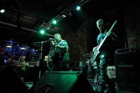 Wieder einmal durfte ich, der Fotograf aus Heilbronn, dabei sein, als Krashkarma die Bühne Rockt, dieses Mal in der Nähe von Karlsruhe. Eigentlich wollte ich ja nach Südfrankreich in den Urlaub fahren, aber genau an diesem Wochenende spielt Krashkarma im Soundcheck One in Waldbronn. Da wird doch sicher ein Konzertfotograf gesucht oder? Spaß beiseite, Krashkarma brauchten noch ein paar Live Videos um ihren Tick Tock Kanal zu füttern. Deshalb, neben den Fotos auch mal wieder ein paar Musik Videos. So langsam tauche ich in das Videografen Thema immer stärker rein. Natürlich waren auch ein paar Vorgruppen am Start, auch von denen habe ich Bilder geschossen. Hier könnt Ihr die Bilder von Wax Bird, Mess Up Your DNA, Chakora und natürlich Krashkarma sehen. Chakora-2024-by-Musicphotographer-Konzertfotograf-creazyfoto-Fotograf-Heilbronn-12