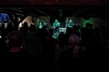 Wieder einmal durfte ich, der Fotograf aus Heilbronn, dabei sein, als Krashkarma die Bühne Rockt, dieses Mal in der Nähe von Karlsruhe. Eigentlich wollte ich ja nach Südfrankreich in den Urlaub fahren, aber genau an diesem Wochenende spielt Krashkarma im Soundcheck One in Waldbronn. Da wird doch sicher ein Konzertfotograf gesucht oder? Spaß beiseite, Krashkarma brauchten noch ein paar Live Videos um ihren Tick Tock Kanal zu füttern. Deshalb, neben den Fotos auch mal wieder ein paar Musik Videos. So langsam tauche ich in das Videografen Thema immer stärker rein. Natürlich waren auch ein paar Vorgruppen am Start, auch von denen habe ich Bilder geschossen. Hier könnt Ihr die Bilder von Wax Bird, Mess Up Your DNA, Chakora und natürlich Krashkarma sehen. Chakora-2024-by-Musicphotographer-Konzertfotograf-creazyfoto-Fotograf-Heilbronn-14