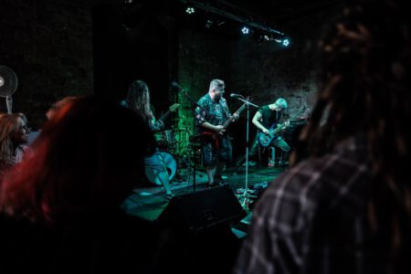 Wieder einmal durfte ich, der Fotograf aus Heilbronn, dabei sein, als Krashkarma die Bühne Rockt, dieses Mal in der Nähe von Karlsruhe. Eigentlich wollte ich ja nach Südfrankreich in den Urlaub fahren, aber genau an diesem Wochenende spielt Krashkarma im Soundcheck One in Waldbronn. Da wird doch sicher ein Konzertfotograf gesucht oder? Spaß beiseite, Krashkarma brauchten noch ein paar Live Videos um ihren Tick Tock Kanal zu füttern. Deshalb, neben den Fotos auch mal wieder ein paar Musik Videos. So langsam tauche ich in das Videografen Thema immer stärker rein. Natürlich waren auch ein paar Vorgruppen am Start, auch von denen habe ich Bilder geschossen. Hier könnt Ihr die Bilder von Wax Bird, Mess Up Your DNA, Chakora und natürlich Krashkarma sehen. Chakora-2024-by-Musicphotographer-Konzertfotograf-creazyfoto-Fotograf-Heilbronn-15