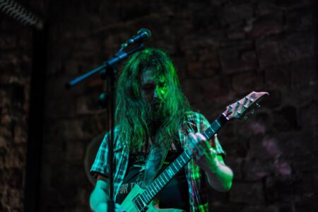 Wieder einmal durfte ich, der Fotograf aus Heilbronn, dabei sein, als Krashkarma die Bühne Rockt, dieses Mal in der Nähe von Karlsruhe. Eigentlich wollte ich ja nach Südfrankreich in den Urlaub fahren, aber genau an diesem Wochenende spielt Krashkarma im Soundcheck One in Waldbronn. Da wird doch sicher ein Konzertfotograf gesucht oder? Spaß beiseite, Krashkarma brauchten noch ein paar Live Videos um ihren Tick Tock Kanal zu füttern. Deshalb, neben den Fotos auch mal wieder ein paar Musik Videos. So langsam tauche ich in das Videografen Thema immer stärker rein. Natürlich waren auch ein paar Vorgruppen am Start, auch von denen habe ich Bilder geschossen. Hier könnt Ihr die Bilder von Wax Bird, Mess Up Your DNA, Chakora und natürlich Krashkarma sehen. Chakora-2024-by-Musicphotographer-Konzertfotograf-creazyfoto-Fotograf-Heilbronn-2