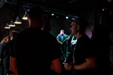 Wieder einmal durfte ich, der Fotograf aus Heilbronn, dabei sein, als Krashkarma die Bühne Rockt, dieses Mal in der Nähe von Karlsruhe. Eigentlich wollte ich ja nach Südfrankreich in den Urlaub fahren, aber genau an diesem Wochenende spielt Krashkarma im Soundcheck One in Waldbronn. Da wird doch sicher ein Konzertfotograf gesucht oder? Spaß beiseite, Krashkarma brauchten noch ein paar Live Videos um ihren Tick Tock Kanal zu füttern. Deshalb, neben den Fotos auch mal wieder ein paar Musik Videos. So langsam tauche ich in das Videografen Thema immer stärker rein. Natürlich waren auch ein paar Vorgruppen am Start, auch von denen habe ich Bilder geschossen. Hier könnt Ihr die Bilder von Wax Bird, Mess Up Your DNA, Chakora und natürlich Krashkarma sehen. Chakora-2024-by-Musicphotographer-Konzertfotograf-creazyfoto-Fotograf-Heilbronn-3