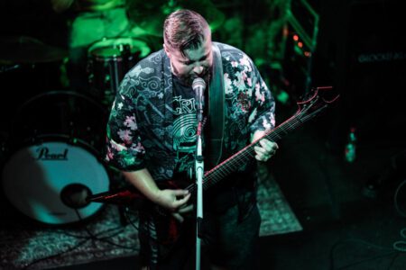 Wieder einmal durfte ich, der Fotograf aus Heilbronn, dabei sein, als Krashkarma die Bühne Rockt, dieses Mal in der Nähe von Karlsruhe. Eigentlich wollte ich ja nach Südfrankreich in den Urlaub fahren, aber genau an diesem Wochenende spielt Krashkarma im Soundcheck One in Waldbronn. Da wird doch sicher ein Konzertfotograf gesucht oder? Spaß beiseite, Krashkarma brauchten noch ein paar Live Videos um ihren Tick Tock Kanal zu füttern. Deshalb, neben den Fotos auch mal wieder ein paar Musik Videos. So langsam tauche ich in das Videografen Thema immer stärker rein. Natürlich waren auch ein paar Vorgruppen am Start, auch von denen habe ich Bilder geschossen. Hier könnt Ihr die Bilder von Wax Bird, Mess Up Your DNA, Chakora und natürlich Krashkarma sehen. Chakora-2024-by-Musicphotographer-Konzertfotograf-creazyfoto-Fotograf-Heilbronn-6