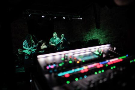 Wieder einmal durfte ich, der Fotograf aus Heilbronn, dabei sein, als Krashkarma die Bühne Rockt, dieses Mal in der Nähe von Karlsruhe. Eigentlich wollte ich ja nach Südfrankreich in den Urlaub fahren, aber genau an diesem Wochenende spielt Krashkarma im Soundcheck One in Waldbronn. Da wird doch sicher ein Konzertfotograf gesucht oder? Spaß beiseite, Krashkarma brauchten noch ein paar Live Videos um ihren Tick Tock Kanal zu füttern. Deshalb, neben den Fotos auch mal wieder ein paar Musik Videos. So langsam tauche ich in das Videografen Thema immer stärker rein. Natürlich waren auch ein paar Vorgruppen am Start, auch von denen habe ich Bilder geschossen. Hier könnt Ihr die Bilder von Wax Bird, Mess Up Your DNA, Chakora und natürlich Krashkarma sehen. Chakora-2024-by-Musicphotographer-Konzertfotograf-creazyfoto-Fotograf-Heilbronn-7