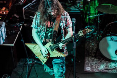 Wieder einmal durfte ich, der Fotograf aus Heilbronn, dabei sein, als Krashkarma die Bühne Rockt, dieses Mal in der Nähe von Karlsruhe. Eigentlich wollte ich ja nach Südfrankreich in den Urlaub fahren, aber genau an diesem Wochenende spielt Krashkarma im Soundcheck One in Waldbronn. Da wird doch sicher ein Konzertfotograf gesucht oder? Spaß beiseite, Krashkarma brauchten noch ein paar Live Videos um ihren Tick Tock Kanal zu füttern. Deshalb, neben den Fotos auch mal wieder ein paar Musik Videos. So langsam tauche ich in das Videografen Thema immer stärker rein. Natürlich waren auch ein paar Vorgruppen am Start, auch von denen habe ich Bilder geschossen. Hier könnt Ihr die Bilder von Wax Bird, Mess Up Your DNA, Chakora und natürlich Krashkarma sehen. Chakora-2024-by-Musicphotographer-Konzertfotograf-creazyfoto-Fotograf-Heilbronn
