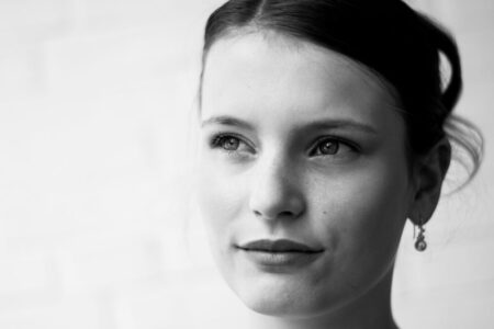 Frauenportrait in Schwarz-Weiß mit Fensterlicht, freies Fotoprojekt in Obersulm bei Heilbronn – Fotograf Heilbronn