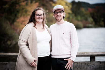 Business-Teambild von Jana und Michael Riekher für die Beratung Herzenszelt (Alternative Wohnkonzepte), fotografiert on Tour im Allgäu bei Peiting / Schongau und Heilbronn.
