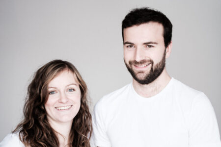 Modernes Business-Gruppenbild der Physiotherapeuten Nina und Ludwig Wörle für das Branding ihrer Praxishomepage LebensStiel in Waal im Allgäu, fotografiert von creazyfoto.