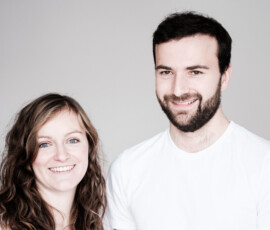 Charakterstarkes Businessporträt mit natürlicher Präsenz. Hier für das Team der Physiopraxis Lebensstiehl in Waal im Allgäu. DSCF162620250105-Nina-Ludi-Praxis-creazyfoto