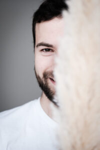 Kreatives Praxis-Portrait von Physiotherapeut Ludwig Wörle für das Teambild der Privatpraxis LebensStiel in Waal im Allgäu nahe Landsberg am Lech.