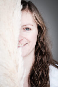 Authentisches Team-Portrait von Physiotherapeutin Nina Wörle für die Praxis LebensStiel on Location im Allgäu nahe Bad Wörishofen fotografiert von creazyfoto.