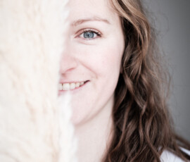 Business Fotografie, die Persönlichkeit zeigt. Hier für das Team der Physiopraxis Lebensstiehl in Waal im Allgäu. DSCF167720250105-Nina-Ludi-Praxis-creazyfoto
