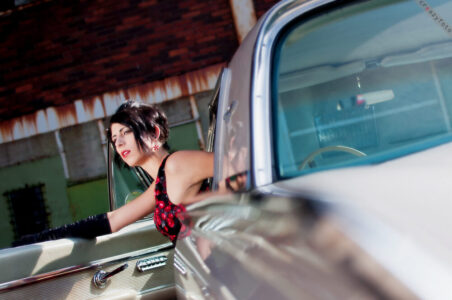Frau lehnt aus Autofenster eines Oldtimers, editoriales Fotoshooting im freien Fotoprojekt – Fotograf aus Heilbronn