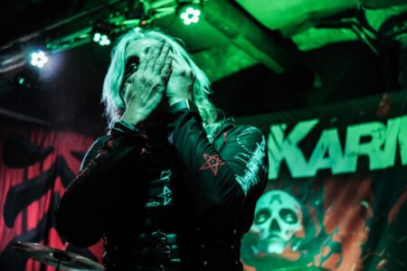 Wieder einmal durfte ich, der Fotograf aus Heilbronn, dabei sein, als Krashkarma die Bühne Rockt, dieses Mal in der Nähe von Karlsruhe. Eigentlich wollte ich ja nach Südfrankreich in den Urlaub fahren, aber genau an diesem Wochenende spielt Krashkarma im Soundcheck One in Waldbronn. Da wird doch sicher ein Konzertfotograf gesucht oder? Spaß beiseite, Krashkarma brauchten noch ein paar Live Videos um ihren Tick Tock Kanal zu füttern. Deshalb, neben den Fotos auch mal wieder ein paar Musik Videos. So langsam tauche ich in das Videografen Thema immer stärker rein. Natürlich waren auch ein paar Vorgruppen am Start, auch von denen habe ich Bilder geschossen. Hier könnt Ihr die Bilder von Wax Bird, Mess Up Your DNA, Chakora und natürlich Krashkarma sehen. Krashkarma-2024-by-Musicphotographer-Konzertfotograf-creazyfoto-Fotograf-Heilbronn-10