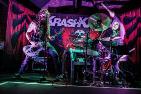 Wieder einmal durfte ich, der Fotograf aus Heilbronn, dabei sein, als Krashkarma die Bühne Rockt, dieses Mal in der Nähe von Karlsruhe. Eigentlich wollte ich ja nach Südfrankreich in den Urlaub fahren, aber genau an diesem Wochenende spielt Krashkarma im Soundcheck One in Waldbronn. Da wird doch sicher ein Konzertfotograf gesucht oder? Spaß beiseite, Krashkarma brauchten noch ein paar Live Videos um ihren Tick Tock Kanal zu füttern. Deshalb, neben den Fotos auch mal wieder ein paar Musik Videos. So langsam tauche ich in das Videografen Thema immer stärker rein. Natürlich waren auch ein paar Vorgruppen am Start, auch von denen habe ich Bilder geschossen. Hier könnt Ihr die Bilder von Wax Bird, Mess Up Your DNA, Chakora und natürlich Krashkarma sehen. Krashkarma-2024-by-Musicphotographer-Konzertfotograf-creazyfoto-Fotograf-Heilbronn-13