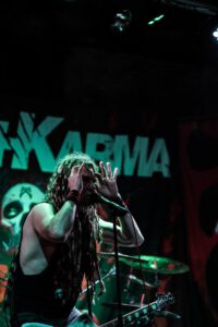 Wieder einmal durfte ich, der Fotograf aus Heilbronn, dabei sein, als Krashkarma die Bühne Rockt, dieses Mal in der Nähe von Karlsruhe. Eigentlich wollte ich ja nach Südfrankreich in den Urlaub fahren, aber genau an diesem Wochenende spielt Krashkarma im Soundcheck One in Waldbronn. Da wird doch sicher ein Konzertfotograf gesucht oder? Spaß beiseite, Krashkarma brauchten noch ein paar Live Videos um ihren Tick Tock Kanal zu füttern. Deshalb, neben den Fotos auch mal wieder ein paar Musik Videos. So langsam tauche ich in das Videografen Thema immer stärker rein. Natürlich waren auch ein paar Vorgruppen am Start, auch von denen habe ich Bilder geschossen. Hier könnt Ihr die Bilder von Wax Bird, Mess Up Your DNA, Chakora und natürlich Krashkarma sehen. Krashkarma-2024-by-Musicphotographer-Konzertfotograf-creazyfoto-Fotograf-Heilbronn-15