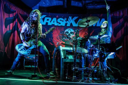 Wieder einmal durfte ich, der Fotograf aus Heilbronn, dabei sein, als Krashkarma die Bühne Rockt, dieses Mal in der Nähe von Karlsruhe. Eigentlich wollte ich ja nach Südfrankreich in den Urlaub fahren, aber genau an diesem Wochenende spielt Krashkarma im Soundcheck One in Waldbronn. Da wird doch sicher ein Konzertfotograf gesucht oder? Spaß beiseite, Krashkarma brauchten noch ein paar Live Videos um ihren Tick Tock Kanal zu füttern. Deshalb, neben den Fotos auch mal wieder ein paar Musik Videos. So langsam tauche ich in das Videografen Thema immer stärker rein. Natürlich waren auch ein paar Vorgruppen am Start, auch von denen habe ich Bilder geschossen. Hier könnt Ihr die Bilder von Wax Bird, Mess Up Your DNA, Chakora und natürlich Krashkarma sehen. Krashkarma-2024-by-Musicphotographer-Konzertfotograf-creazyfoto-Fotograf-Heilbronn-2