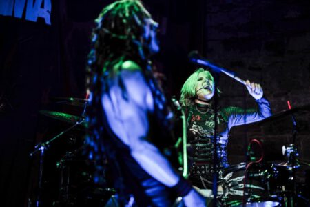 Wieder einmal durfte ich, der Fotograf aus Heilbronn, dabei sein, als Krashkarma die Bühne Rockt, dieses Mal in der Nähe von Karlsruhe. Eigentlich wollte ich ja nach Südfrankreich in den Urlaub fahren, aber genau an diesem Wochenende spielt Krashkarma im Soundcheck One in Waldbronn. Da wird doch sicher ein Konzertfotograf gesucht oder? Spaß beiseite, Krashkarma brauchten noch ein paar Live Videos um ihren Tick Tock Kanal zu füttern. Deshalb, neben den Fotos auch mal wieder ein paar Musik Videos. So langsam tauche ich in das Videografen Thema immer stärker rein. Natürlich waren auch ein paar Vorgruppen am Start, auch von denen habe ich Bilder geschossen. Hier könnt Ihr die Bilder von Wax Bird, Mess Up Your DNA, Chakora und natürlich Krashkarma sehen. Krashkarma-2024-by-Musicphotographer-Konzertfotograf-creazyfoto-Fotograf-Heilbronn-4