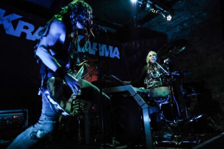 Wieder einmal durfte ich, der Fotograf aus Heilbronn, dabei sein, als Krashkarma die Bühne Rockt, dieses Mal in der Nähe von Karlsruhe. Eigentlich wollte ich ja nach Südfrankreich in den Urlaub fahren, aber genau an diesem Wochenende spielt Krashkarma im Soundcheck One in Waldbronn. Da wird doch sicher ein Konzertfotograf gesucht oder? Spaß beiseite, Krashkarma brauchten noch ein paar Live Videos um ihren Tick Tock Kanal zu füttern. Deshalb, neben den Fotos auch mal wieder ein paar Musik Videos. So langsam tauche ich in das Videografen Thema immer stärker rein. Natürlich waren auch ein paar Vorgruppen am Start, auch von denen habe ich Bilder geschossen. Hier könnt Ihr die Bilder von Wax Bird, Mess Up Your DNA, Chakora und natürlich Krashkarma sehen. Krashkarma-2024-by-Musicphotographer-Konzertfotograf-creazyfoto-Fotograf-Heilbronn-6