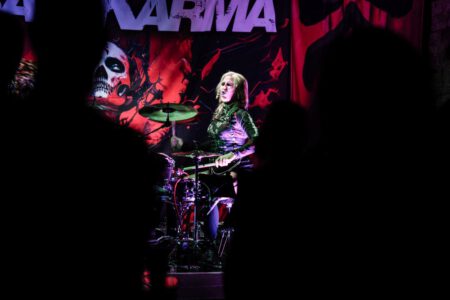 Wieder einmal durfte ich, der Fotograf aus Heilbronn, dabei sein, als Krashkarma die Bühne Rockt, dieses Mal in der Nähe von Karlsruhe. Eigentlich wollte ich ja nach Südfrankreich in den Urlaub fahren, aber genau an diesem Wochenende spielt Krashkarma im Soundcheck One in Waldbronn. Da wird doch sicher ein Konzertfotograf gesucht oder? Spaß beiseite, Krashkarma brauchten noch ein paar Live Videos um ihren Tick Tock Kanal zu füttern. Deshalb, neben den Fotos auch mal wieder ein paar Musik Videos. So langsam tauche ich in das Videografen Thema immer stärker rein. Natürlich waren auch ein paar Vorgruppen am Start, auch von denen habe ich Bilder geschossen. Hier könnt Ihr die Bilder von Wax Bird, Mess Up Your DNA, Chakora und natürlich Krashkarma sehen. Krashkarma-2024-by-Musicphotographer-Konzertfotograf-creazyfoto-Fotograf-Heilbronn-8