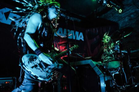 Wieder einmal durfte ich, der Fotograf aus Heilbronn, dabei sein, als Krashkarma die Bühne Rockt, dieses Mal in der Nähe von Karlsruhe. Eigentlich wollte ich ja nach Südfrankreich in den Urlaub fahren, aber genau an diesem Wochenende spielt Krashkarma im Soundcheck One in Waldbronn. Da wird doch sicher ein Konzertfotograf gesucht oder? Spaß beiseite, Krashkarma brauchten noch ein paar Live Videos um ihren Tick Tock Kanal zu füttern. Deshalb, neben den Fotos auch mal wieder ein paar Musik Videos. So langsam tauche ich in das Videografen Thema immer stärker rein. Natürlich waren auch ein paar Vorgruppen am Start, auch von denen habe ich Bilder geschossen. Hier könnt Ihr die Bilder von Wax Bird, Mess Up Your DNA, Chakora und natürlich Krashkarma sehen. Krashkarma-2024-by-Musicphotographer-Konzertfotograf-creazyfoto-Fotograf-Heilbronn-9