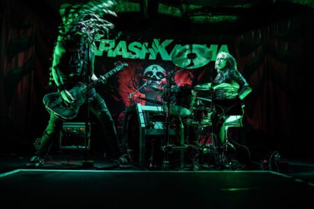 Wieder einmal durfte ich, der Fotograf aus Heilbronn, dabei sein, als Krashkarma die Bühne Rockt, dieses Mal in der Nähe von Karlsruhe. Eigentlich wollte ich ja nach Südfrankreich in den Urlaub fahren, aber genau an diesem Wochenende spielt Krashkarma im Soundcheck One in Waldbronn. Da wird doch sicher ein Konzertfotograf gesucht oder? Spaß beiseite, Krashkarma brauchten noch ein paar Live Videos um ihren Tick Tock Kanal zu füttern. Deshalb, neben den Fotos auch mal wieder ein paar Musik Videos. So langsam tauche ich in das Videografen Thema immer stärker rein. Natürlich waren auch ein paar Vorgruppen am Start, auch von denen habe ich Bilder geschossen. Hier könnt Ihr die Bilder von Wax Bird, Mess Up Your DNA, Chakora und natürlich Krashkarma sehen. Krashkarma-2024-by-Musicphotographer-Konzertfotograf-creazyfoto-Fotograf-Heilbronn