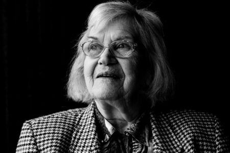 Schwarz-weiß-Portrait einer aufmerksamen Seniorin mit Brille im Tweed-Jackett im Fensterlicht – Projekt Lebensspuren, Fotograf Heilbronn-Allgäu-Hamburg-Bremen