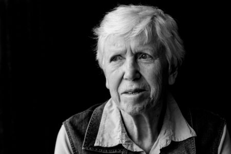 Schwarz-weiß-Portrait eines Seniors mit hellen Augen und durchdringendem Blick im Fensterlicht – Projekt Lebensspuren, Fotograf Heilbronn-Allgäu-Hamburg-Bremen