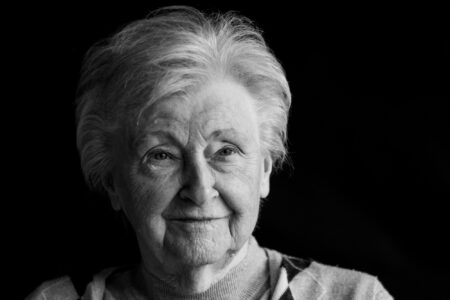 Schwarz-weiß-Portrait einer Seniorin mit sanftem, ruhigem Blick im Fensterlicht – Projekt Lebensspuren, Fotograf Heilbronn-Allgäu-Hamburg-Bremen