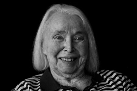 Schwarz-weiß-Portrait einer herzlich lächelnden Seniorin im gestreiften Oberteil, aufgenommen im Fensterlicht – Projekt Lebensspuren, Fotograf Heilbronn-Allgäu-Hamburg-Bremen