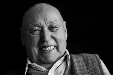 Schwarz-weiß-Portrait eines herzlich lachenden Seniors im Fensterlicht – Projekt Lebensspuren, Fotograf Heilbronn-Allgäu-Hamburg-Bremen