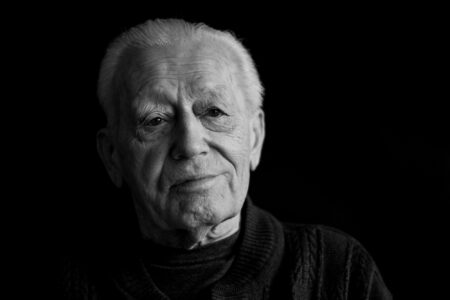 Schwarz-weiß-Portrait eines nachdenklichen Seniors mit markanten Gesichtszügen im Fensterlicht – Projekt Lebensspuren, Fotograf Heilbronn-Allgäu-Hamburg-Bremen