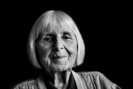Schwarz-weiß-Portrait einer freundlich blickenden Seniorin im Fensterlicht – Projekt Lebensspuren, Fotograf Heilbronn-Allgäu-Hamburg-Bremen