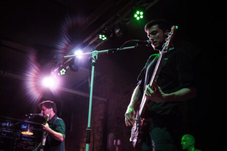 Wieder einmal durfte ich, der Fotograf aus Heilbronn, dabei sein, als Krashkarma die Bühne Rockt, dieses Mal in der Nähe von Karlsruhe. Eigentlich wollte ich ja nach Südfrankreich in den Urlaub fahren, aber genau an diesem Wochenende spielt Krashkarma im Soundcheck One in Waldbronn. Da wird doch sicher ein Konzertfotograf gesucht oder? Spaß beiseite, Krashkarma brauchten noch ein paar Live Videos um ihren Tick Tock Kanal zu füttern. Deshalb, neben den Fotos auch mal wieder ein paar Musik Videos. So langsam tauche ich in das Videografen Thema immer stärker rein. Natürlich waren auch ein paar Vorgruppen am Start, auch von denen habe ich Bilder geschossen. Hier könnt Ihr die Bilder von Wax Bird, Mess Up Your DNA, Chakora und natürlich Krashkarma sehen. Mess-up-your-DNA-2024-by-Musicphotographer-Konzertfotograf-creazyfoto-Fotograf-Heilbronn-2