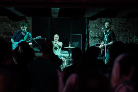 Wieder einmal durfte ich, der Fotograf aus Heilbronn, dabei sein, als Krashkarma die Bühne Rockt, dieses Mal in der Nähe von Karlsruhe. Eigentlich wollte ich ja nach Südfrankreich in den Urlaub fahren, aber genau an diesem Wochenende spielt Krashkarma im Soundcheck One in Waldbronn. Da wird doch sicher ein Konzertfotograf gesucht oder? Spaß beiseite, Krashkarma brauchten noch ein paar Live Videos um ihren Tick Tock Kanal zu füttern. Deshalb, neben den Fotos auch mal wieder ein paar Musik Videos. So langsam tauche ich in das Videografen Thema immer stärker rein. Natürlich waren auch ein paar Vorgruppen am Start, auch von denen habe ich Bilder geschossen. Hier könnt Ihr die Bilder von Wax Bird, Mess Up Your DNA, Chakora und natürlich Krashkarma sehen. Mess-up-your-DNA-2024-by-Musicphotographer-Konzertfotograf-creazyfoto-Fotograf-Heilbronn-3
