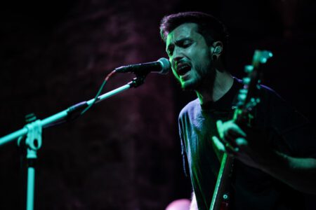 Wieder einmal durfte ich, der Fotograf aus Heilbronn, dabei sein, als Krashkarma die Bühne Rockt, dieses Mal in der Nähe von Karlsruhe. Eigentlich wollte ich ja nach Südfrankreich in den Urlaub fahren, aber genau an diesem Wochenende spielt Krashkarma im Soundcheck One in Waldbronn. Da wird doch sicher ein Konzertfotograf gesucht oder? Spaß beiseite, Krashkarma brauchten noch ein paar Live Videos um ihren Tick Tock Kanal zu füttern. Deshalb, neben den Fotos auch mal wieder ein paar Musik Videos. So langsam tauche ich in das Videografen Thema immer stärker rein. Natürlich waren auch ein paar Vorgruppen am Start, auch von denen habe ich Bilder geschossen. Hier könnt Ihr die Bilder von Wax Bird, Mess Up Your DNA, Chakora und natürlich Krashkarma sehen. Mess-up-your-DNA-2024-by-Musicphotographer-Konzertfotograf-creazyfoto-Fotograf-Heilbronn-5