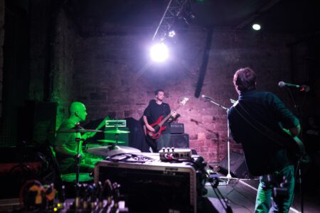 Wieder einmal durfte ich, der Fotograf aus Heilbronn, dabei sein, als Krashkarma die Bühne Rockt, dieses Mal in der Nähe von Karlsruhe. Eigentlich wollte ich ja nach Südfrankreich in den Urlaub fahren, aber genau an diesem Wochenende spielt Krashkarma im Soundcheck One in Waldbronn. Da wird doch sicher ein Konzertfotograf gesucht oder? Spaß beiseite, Krashkarma brauchten noch ein paar Live Videos um ihren Tick Tock Kanal zu füttern. Deshalb, neben den Fotos auch mal wieder ein paar Musik Videos. So langsam tauche ich in das Videografen Thema immer stärker rein. Natürlich waren auch ein paar Vorgruppen am Start, auch von denen habe ich Bilder geschossen. Hier könnt Ihr die Bilder von Wax Bird, Mess Up Your DNA, Chakora und natürlich Krashkarma sehen. Mess-up-your-DNA-2024-by-Musicphotographer-Konzertfotograf-creazyfoto-Fotograf-Heilbronn-6