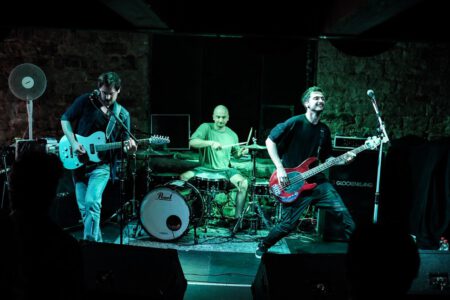 Wieder einmal durfte ich, der Fotograf aus Heilbronn, dabei sein, als Krashkarma die Bühne Rockt, dieses Mal in der Nähe von Karlsruhe. Eigentlich wollte ich ja nach Südfrankreich in den Urlaub fahren, aber genau an diesem Wochenende spielt Krashkarma im Soundcheck One in Waldbronn. Da wird doch sicher ein Konzertfotograf gesucht oder? Spaß beiseite, Krashkarma brauchten noch ein paar Live Videos um ihren Tick Tock Kanal zu füttern. Deshalb, neben den Fotos auch mal wieder ein paar Musik Videos. So langsam tauche ich in das Videografen Thema immer stärker rein. Natürlich waren auch ein paar Vorgruppen am Start, auch von denen habe ich Bilder geschossen. Hier könnt Ihr die Bilder von Wax Bird, Mess Up Your DNA, Chakora und natürlich Krashkarma sehen. Mess-up-your-DNA-2024-by-Musicphotographer-Konzertfotograf-creazyfoto-Fotograf-Heilbronn