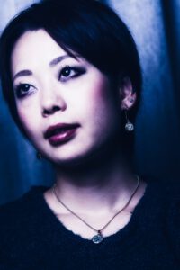 Hotelshooting in Tokyo mit Megumi. Portrait in Farbe. Ich liebe Portraitfotografie Megumi Hotelshooting - Peoplefotografie