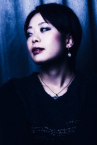Hotelshooting in Tokyo mit Megumi. Portrait in Farbe. Ich liebe Portraitfotografie Megumi Hotelshooting - Peoplefotografie