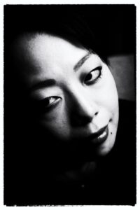 Hotelshooting in Tokyo mit Megumi. Portrait in Schwarz-Weiß. Ich liebe Portraitfotografie Megumi Hotelshooting - Peoplefotografie