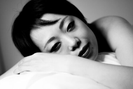 Hotelshooting in Tokyo mit Megumi. Portrait in Schwarz-Weiß. Ich liebe Portraitfotografie Megumi Hotelshooting - Peoplefotografie