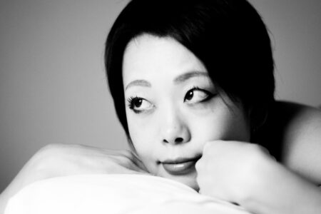 Hotelshooting in Tokyo mit Megumi. Portrait in Schwarz-Weiß. Ich liebe Portraitfotografie Megumi Hotelshooting - Peoplefotografie