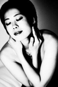 Hotelshooting in Tokyo mit Megumi. Portrait in Schwarz-Weiß. Ich liebe Portraitfotografie Megumi Hotelshooting - Peoplefotografie